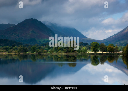 Riflessi di autunno vista verso il timone roccioso sopra il lago di Grasmere Foto Stock