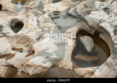 Buche, creata dal movimento dell'acqua del fiume Deerfield in Shellburn cade, Massachusetts. Foto Stock