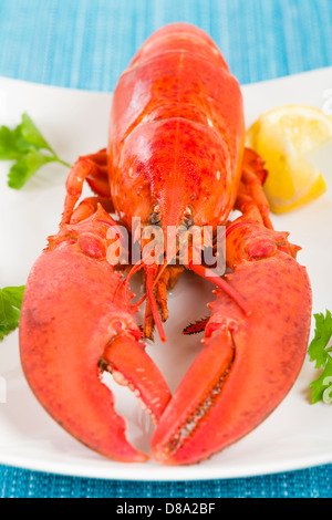 Aragosta e spicchi di limone. Foto Stock