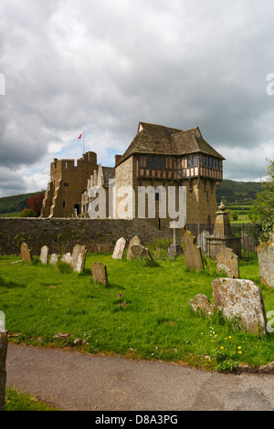 Il castello di Stokesay torre nord e Gatehouse dalla chiesa cantiere, Stokesay vicino a Ludlow, Shropshire, Inghilterra, Regno Unito. Foto Stock