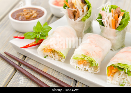 Goi Cuon - Vietnamita estate fresca rotoli riempiti con gamberetti, maiale, erbe, vermicelli di riso e verdure. Foto Stock