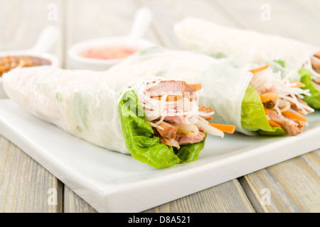 Goi Cuon - Vietnamita estate fresca rotoli riempiti con gamberetti, maiale, erbe, vermicelli di riso e verdure. Foto Stock