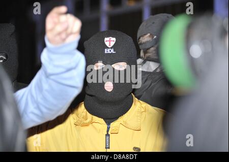 Woolwich, Londra, Regno Unito. Il 22 maggio 2013. Difesa inglese League Supporters si scontrano con la polizia a Woolwich, a sud-est di Londra in risposta al presunto terrorista islamico di uccisione di un giovane soldato nella zona prima di oggi. Due uomini sospettati di uccisione rimangono in ospedale, uno è detto di essere criticamente malato. Credito: Lee Thomas / Alamy Live News Foto Stock