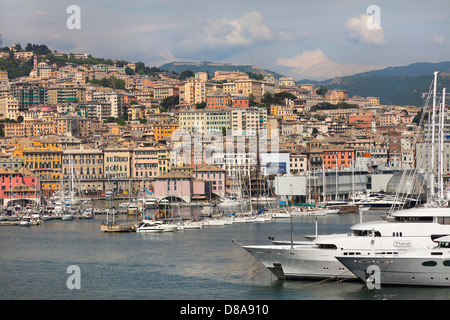 Porto di Genova, Italia, dockside vista entroterra, tipiche case di Genova. Le imbarcazioni da diporto private in primo piano. Foto Stock