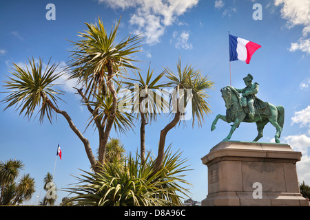 Statua equestre in bronzo, Napoléon Bonaparte con il suo primo cavallo, Cherbourg, Francia, tenendo una bandiera francese. Foto Stock