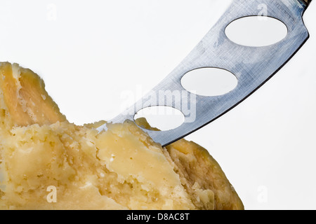 Tradizionale formaggio parmigiano e un coltello di taglio Foto Stock