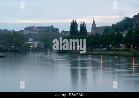 Tuebingen e fiume Neckar dopo il tramonto in un giorno di pioggia Foto Stock