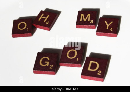 Un colpo schietto ed espressivo che cattura la reazione di una persona con le parole "Oh mio Dio" che riflettono l'emozione della sorpresa o dello stupore. L'immagine sottolinea l'intensità del momento. Foto Stock