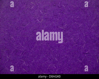 Una foto di scorta con un primo piano di un motivo astratto viola su un piano di lavoro laminato. La texture appare liscia con sfumature viola vorticose e più leggere, ideale per progetti di interior design e di miglioramento della casa. Foto Stock