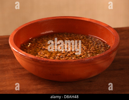 Zuppa di lenticchie sul tavolo di legno Foto Stock