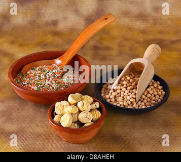 Verdure miste nella ciotola con il cucchiaio di legno Foto Stock