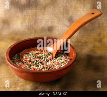 Verdure miste nella ciotola con il cucchiaio di legno Foto Stock