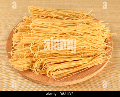 Materie pasta italiana sul vassoio in legno Foto Stock
