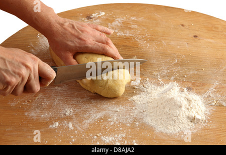 Impasto per gnocchi sul tavolo di legno Foto Stock