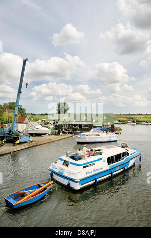 Imbarcazioni da diporto e dei servizi sul fiume Ant in il Parco Nazionale Broads del Norfolk, Inghilterra. Guardando a sud est dal Ludham Bridge. Estate Foto Stock