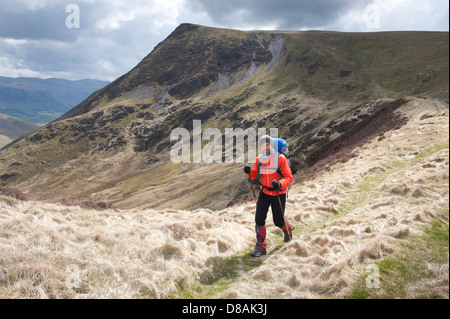 Passeggiate a cavallo bruciato Ridge, sotto Lonscale cadde uno dei più piccoli Wainwright vertici Skiddaw fiancheggianti nel distretto del Lago Foto Stock