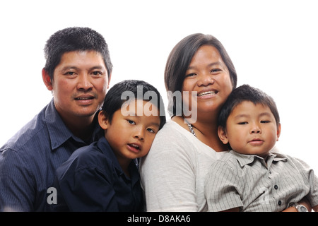 Famiglia asiatica con due ragazzi cercando felice e sorridente Foto Stock