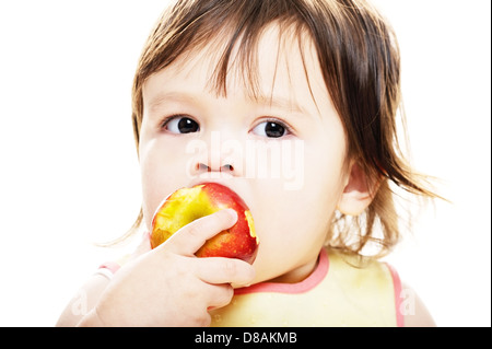 Ragazza giovane mordere nella mela rossa Foto Stock