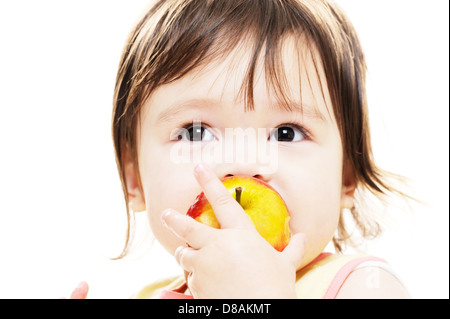 Ragazza giovane aggredendo fresh apple Foto Stock