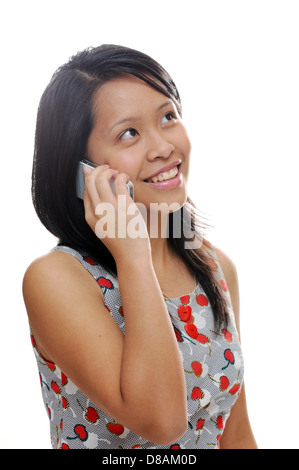 Ragazza asiatica cercando felice e parlando al telefono cellulare Foto Stock