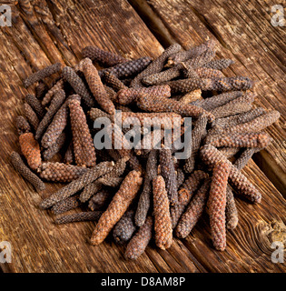 Tempo di pepe o di Piper longum sul tavolo di legno Foto Stock