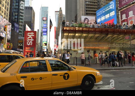 New York, Stati Uniti d'America. Il 21 maggio 2013. Il Times Square TKTS Ticket Booth, un servizio del teatro Fondo europeo di sviluppo è occupato durante il crepuscolo in Manhattan. Credito: Ann e Parry / Alamy Live News Foto Stock