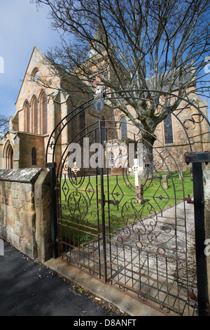 Città di Dornoch, Scozia. Il cimitero con cancello sud elevazione di Dornoch Cathedral in background. Foto Stock