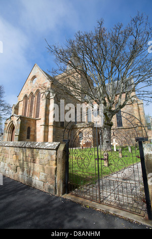 Città di Dornoch, Scozia. Il cimitero con cancello sud elevazione di Dornoch Cathedral in background. Foto Stock