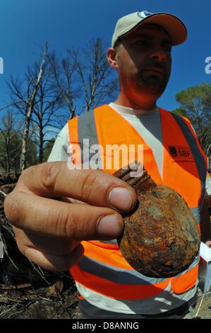 Un dipendente del tedesco di Santa Barbara Fondazione mostra una bomba a mano senza un fuze su un terreno di esplosione gestito dalla Fondazione sulla costa libica vicino a Tripoli, in Libia, il 6 maggio 2013. Fin dalla sua fondazione nel 1995, la Santa Barbara Foundation supporta il gioco da armi da fuoco ed esplosivi resti di ex aree di conflitto e teatri di guerra e fornisce aiuti umanitari. La ONG è attivo in Libia dall inizio del 2012 e finanziato tra gli altri per mezzo del German Federal Foreign Office. Foto: Matthias Tödt Foto Stock