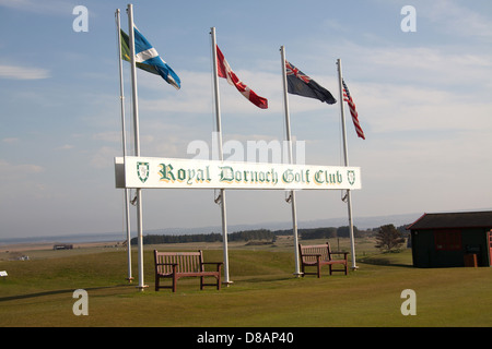 Città di Dornoch, Scozia. Il primo tee bandiere del campionato links corso del Royal Dornoch Golf Club. Foto Stock