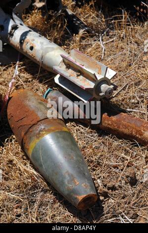 Arma di rottami è raffigurato su un open-air ground che serve una popolazione come un picknick massa sul weekend a Tripoli, in Libia, il 6 maggio 2013. Tali armi e mine sono raccolti e distrutti in esplosioni controllate su un terreno di esplosione vicino alla città. Il tedesco della Santa Barbara Foundation è attivo in Libia dall inizio del 2012 contribuendo con il gioco ed è finanziato, tra gli altri, attraverso mezzi del German Federal Foreign Office. Fin dalla sua fondazione nel 1995, la Santa Barbara Foundation supporta il gioco da armi da fuoco ed esplosivi resti di ex aree di conflitto e teatri di guerra e dà h Foto Stock