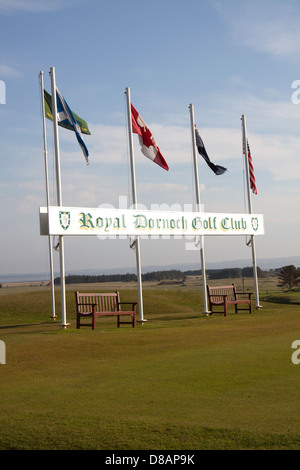 Città di Dornoch, Scozia. Il primo tee bandiere del campionato links corso del Royal Dornoch Golf Club. Foto Stock