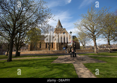 Città di Dornoch, Scozia. Il pubblico di bere bene con la facciata sud di Dornoch Cathedral in background. Foto Stock