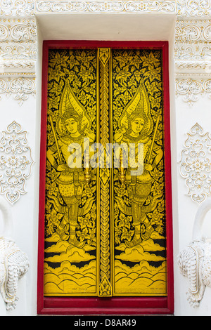 Una porta al tempio thailandese Foto Stock