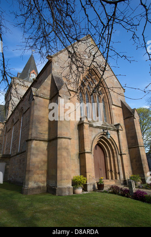 Città di Dornoch, Scozia. Il west elevazione e ingresso a Dornoch Cathedral. Foto Stock