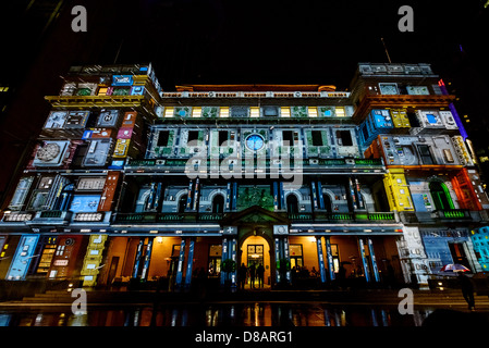 Il vivace festival di Sydney dove arte è proiettato su edifici e strutture intorno al Circular Quay. Foto Stock