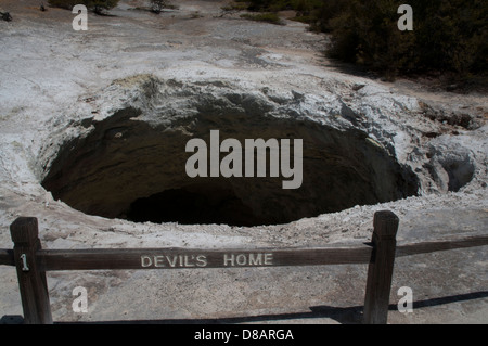 La Wai-O-Tapu zona termale è altamente attivo area geotermica con un sacco di crateri collassato, a caldo e a freddo per piscine di Nuova Zelanda Foto Stock