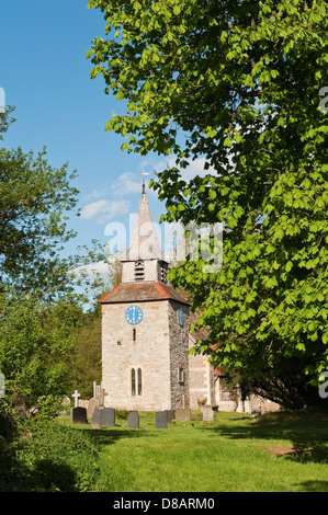 La torre medievale della chiesa parrocchiale di San Michele e tutti gli Angeli, Lingen, Herefordshire, Regno Unito Foto Stock