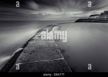 Una lunga esposizione di colpo la marea piscina a Minnis Bay a Birchington nel Kent Foto Stock