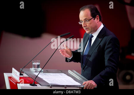 Leipzig, Germania. Il 23 maggio 2013. Il Presidente francese Francois Hollande dà un discorso durante la cerimonia per il centocinquantesimo anniversario della nascita del Partito socialdemocratico tedesco (SPD) presso il Gewandhaus di Lipsia. Il generale tedesco dei lavoratori (Associazione ADAV), il precursore del DOCUP è stata fondata 150 anni fa. Foto: ODD ANDERSEN/piscina/dpa/Alamy Live News Foto Stock