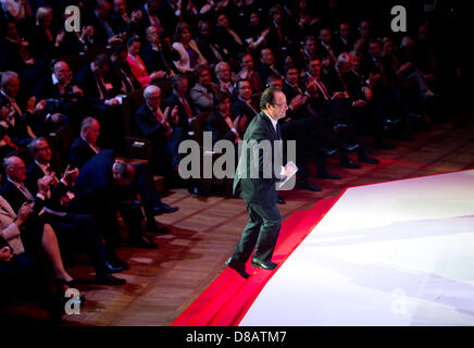 Leipzig, Germania. Il 23 maggio 2013. Il Presidente francese Francois Hollande passeggiate sul palco durante la cerimonia per il centocinquantesimo anniversario della nascita del Partito socialdemocratico tedesco (SPD) presso il Gewandhaus di Lipsia. Il generale tedesco dei lavoratori (Associazione ADAV), il precursore del DOCUP è stata fondata 150 anni fa. Foto: ODD ANDERSEN/piscina/dpa/Alamy Live News Foto Stock