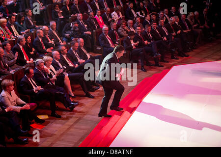 Leipzig, Germania. Il 23 maggio 2013. SPD Presidente federale Sigmar GABRIEL passeggiate sul palco durante la cerimonia per il centocinquantesimo anniversario della nascita del Partito socialdemocratico tedesco (SPD) presso il Gewandhaus di Lipsia. Il generale tedesco dei lavoratori (Associazione ADAV), il precursore del DOCUP è stata fondata 150 anni fa. Foto: ODD ANDERSEN/piscina/dpa/Alamy Live News Foto Stock