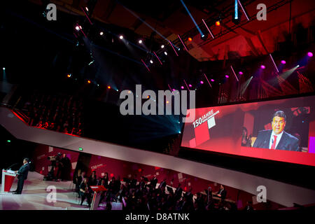 Leipzig, Germania. Il 23 maggio 2013. SPD Presidente federale Sigmar GABRIEL dà un discorso durante la cerimonia per il centocinquantesimo anniversario della nascita del Partito socialdemocratico tedesco (SPD) presso il Gewandhaus di Lipsia. Il generale tedesco dei lavoratori (Associazione ADAV), il precursore del DOCUP è stata fondata 150 anni fa. Foto: ODD ANDERSEN/piscina/dpa/Alamy Live News Foto Stock