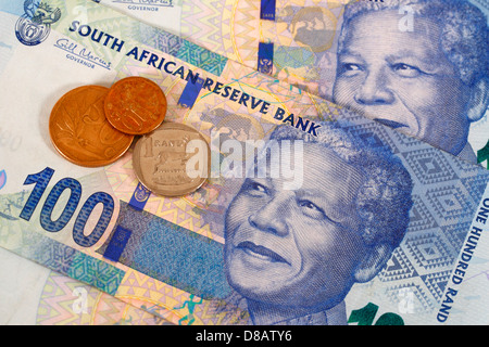 South African monete e di nuovo un centinaio di rand banconote Foto Stock