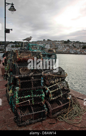 Lobster Pot città di pescatori holiday resort St Ives Harbour, Cornwall, impilati in alto sulla banchina con seagull sulla sommità di vasi Foto Stock