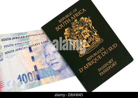 Un passaporto per la Repubblica del Sud Africa con nuovo Rands Sudafricani valuta Foto Stock