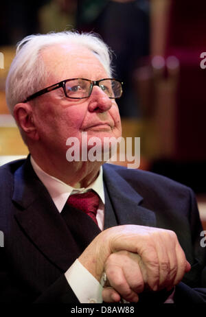 Leipzig, Germania. Il 23 maggio 2013. SPD candidato Hans-Jochen Vogel siede durante la cerimonia per il centocinquantesimo anniversario della nascita del Partito socialdemocratico tedesco (SPD) presso il Gewandhaus di Lipsia. Il generale tedesco dei lavoratori (Associazione ADAV), il precursore del DOCUP è stata fondata 150 anni fa. Foto: ODD ANDERSEN/piscina/dpa/Alamy Live News Foto Stock