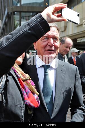 Leipzig, Germania. Il 23 maggio 2013. L'ex cancelliere tedesco Gerhard Schroeder lascia la cerimonia per il centocinquantesimo anniversario della nascita del Partito socialdemocratico tedesco (SPD) presso il Gewandhaus di Lipsia. Il generale tedesco dei lavoratori (Associazione ADAV), il precursore del DOCUP è stata fondata 150 anni fa. Foto: JAN WOITAS/dpa/Alamy Live News Foto Stock