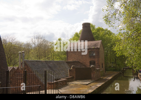 Coalport Ironbridge Shropshire England Regno Unito bottiglia restaurato forno a Coalport China Museum a lato di Shropshire Union Canal Foto Stock