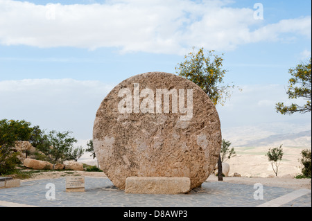 L'Abu Dadd (rolling stone utilizzato come una porta fortificata di un monastero bizantino) Monte Nebo, Giordania Foto Stock